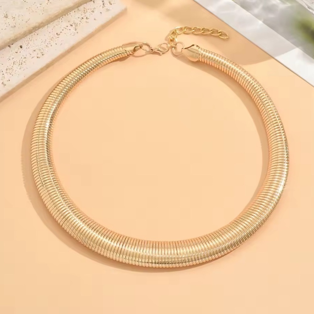 Vintage Gold Choker Collar Necklace – Sleek & Bold